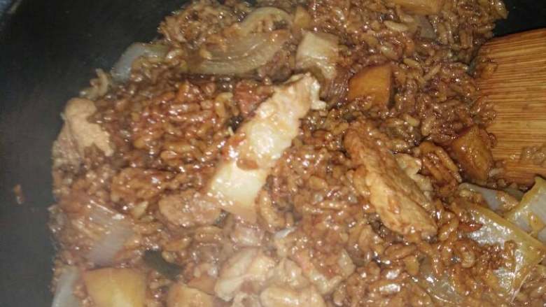 五花肉土豆块焖米饭