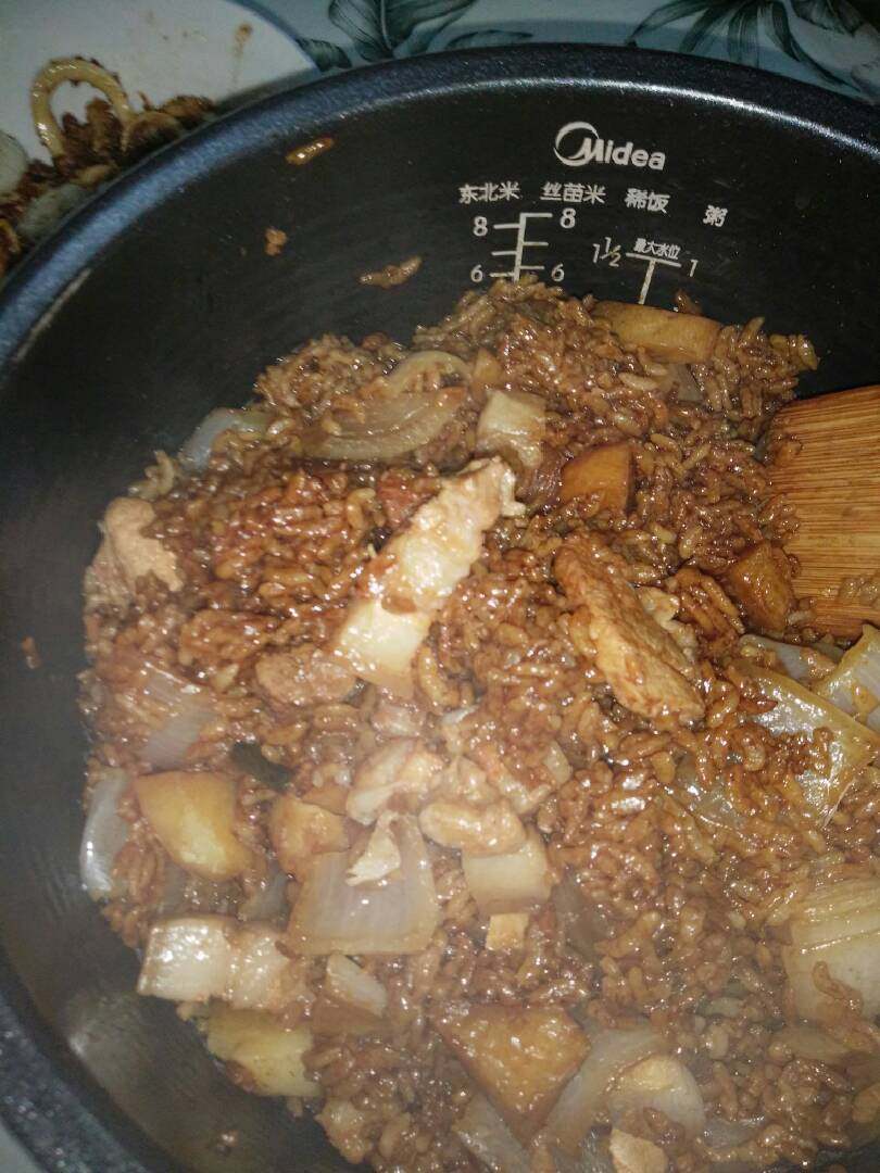 五花肉土豆块焖米饭
