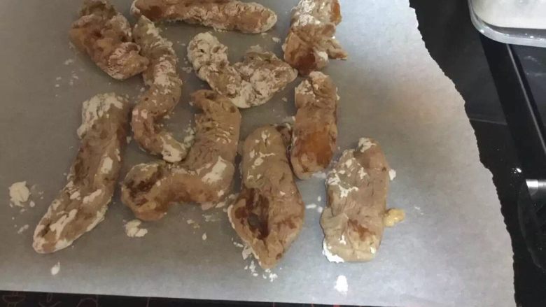 孜然椒盐鸡柳,打入一个鸡蛋清搅匀,蘸玉米生粉(面包糠更好)
