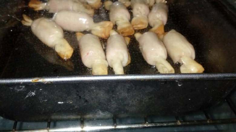 香肠味糖果,烤箱预热180度,上下火烤35分钟即可(具体时间看各家烤箱大小性能等)