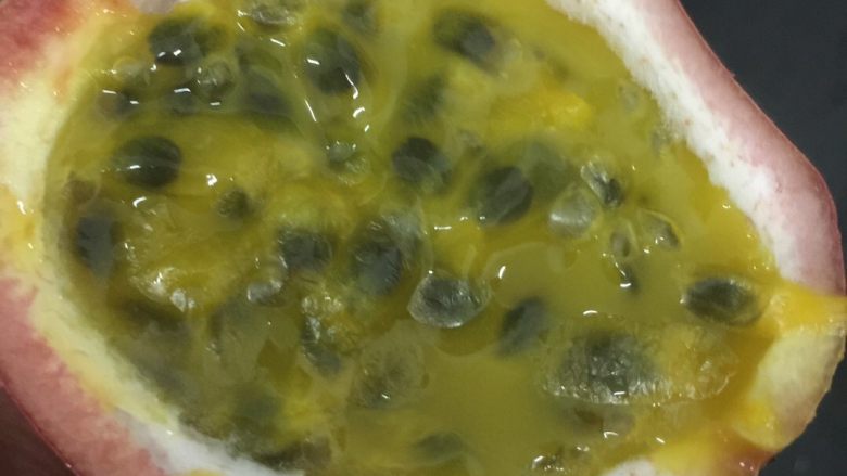 百香果柠檬水,切开，把里面的果肉倒入杯子中