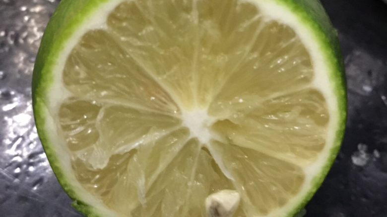 百香果柠檬水,再取青柠两片，切成小块，放入有凉开水的杯中