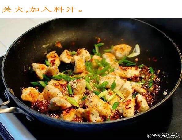 芝麻鸡炒西兰花,放入酱料，葱花翻炒