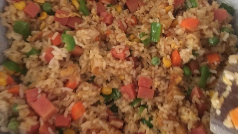 意式焗饭,倒入米饭和菜一起翻炒,放入两块咖喱将其融化后关火