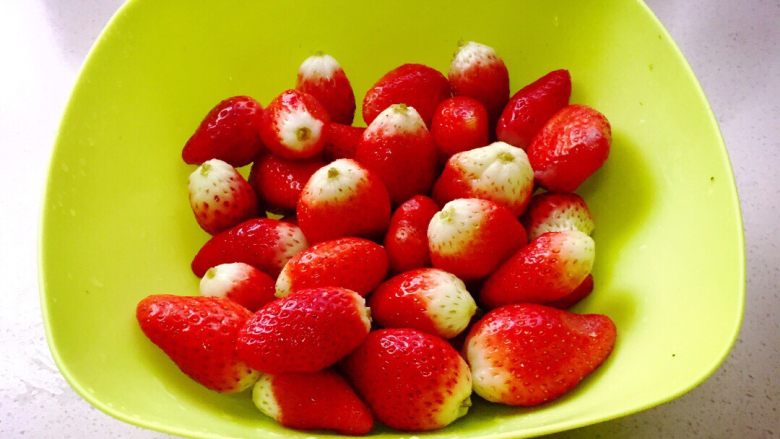 #草莓酱#,#选新鲜完好的<a style='color:red;display:inline-block;' href='/shicai/ 592'>草莓</a>500g,去蒂洗净,晾干,备用。#