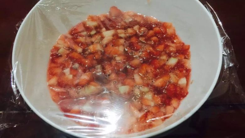 #草莓酱#,#搅拌均匀后,盖上保鲜膜,腌制24小时,是为了用糖浸出草莓中的水分#