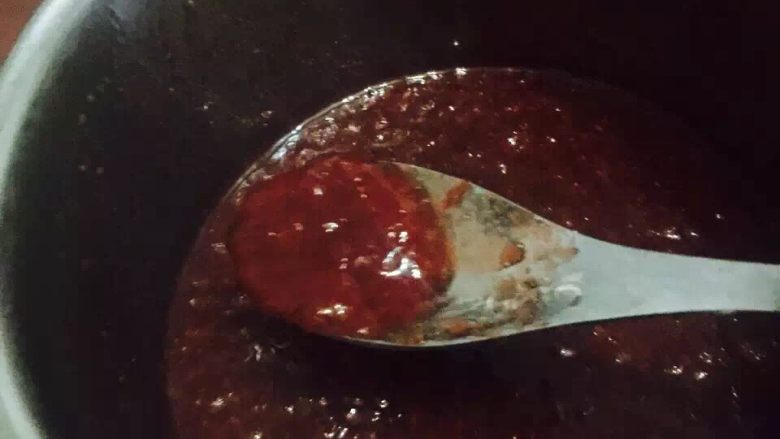 #草莓酱#,#边煮要边搅拌,防止粘锅,煮到半粘稠状态,把半个<a style='color:red;display:inline-block;' href='/shicai/ 595'>柠檬</a>汁加进去,喜欢甜一点的可以少加点,喜欢酸甜味的,可以适量多加点。继续熬煮至无水状态#