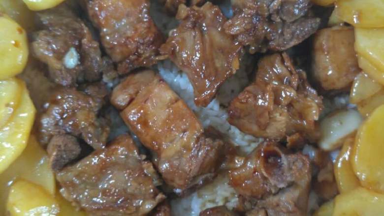 砂锅排骨饭,水烧开冒泡了加排骨土豆