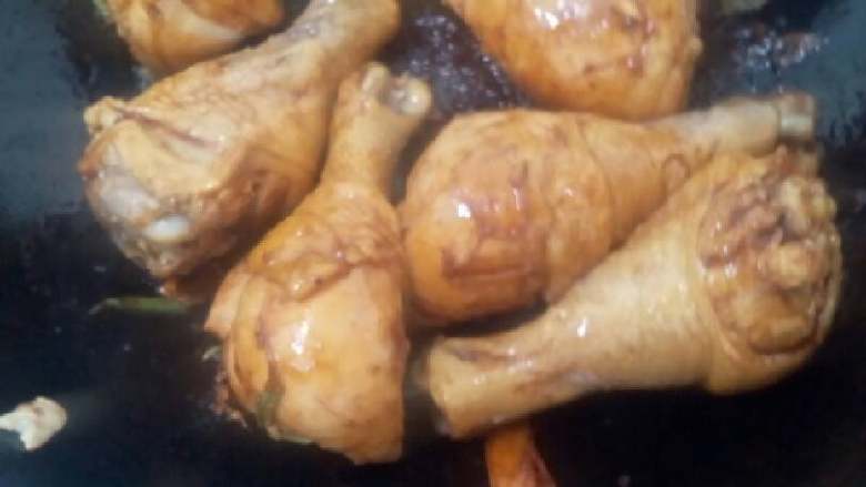 杏鲍菇土豆炖鸡腿,锅里热油,将蒜拍一下,切两段葱,放入2片姜,翻炒出香味,倒入鸡腿,继续翻炒,倒入适量生抽,耗油,倒入少量炖肉用的酱油上色