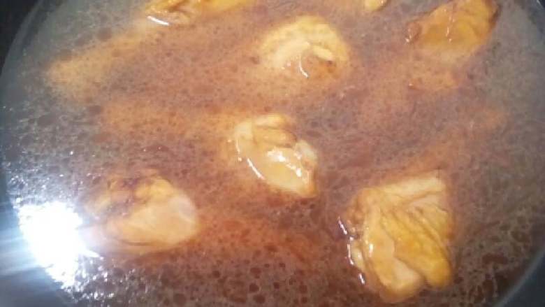 杏鲍菇土豆炖鸡腿,翻炒均匀后倒入水,没过鸡腿就可以