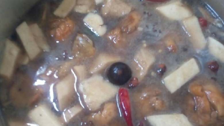 杏鲍菇土豆炖鸡腿,放到高压锅里,加入土豆块,杏鲍菇,放2勺盐,炖15分钟左右