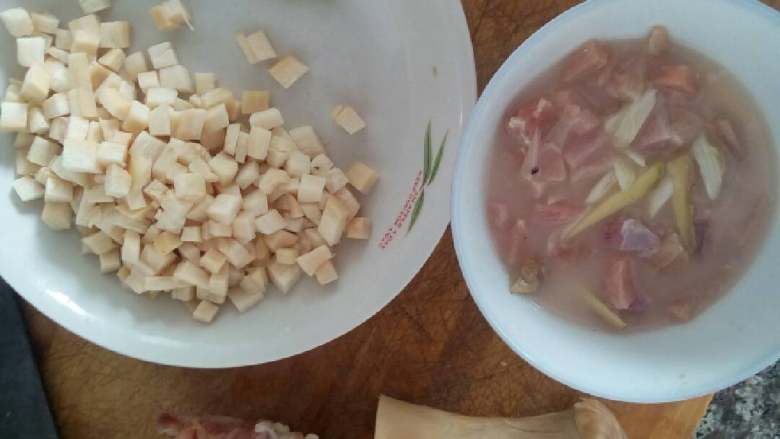 香菇木耳鸡肉粥,将腌肉的淀粉水倒出，葱姜倒出，把肉倒入锅里