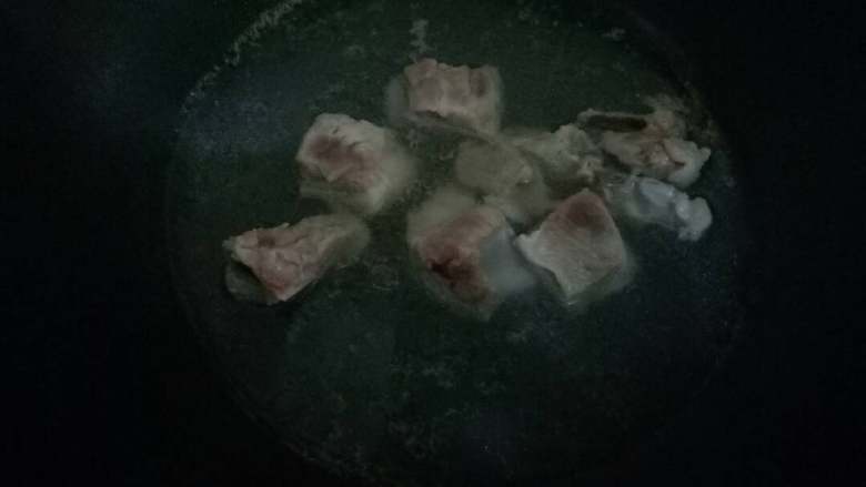 長生菇排骨滋补汤,起锅白水烧开加入排骨抄一下,把白沫去掉,再用凉水在洗一下
