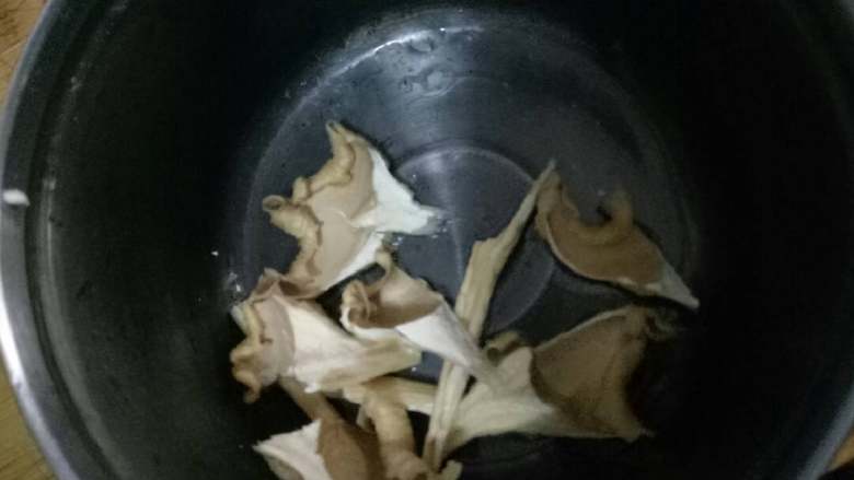 長生菇排骨滋补汤,長生菇洗一下(只是洗下長生菇上的灰尘,不需要长时间浸泡哦)