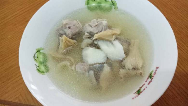 長生菇排骨滋补汤,关火过几分钟出锅盛碗。
長生菇营养成分表:
项目 每100克 营养参考值%
能量 1280千焦 15%
蛋白质 23克 39%
脂肪 2.7克 5%
糖水化合物 46克 15%
钠 81毫克 4%