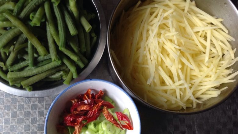 长豆角炒土豆丝,<a style='color:red;display:inline-block;' href='/shicai/ 4693'>长豆角</a>洗净，切成长段适中的段，烧开水，焯一下，捞出过凉水备用，<a style='color:red;display:inline-block;' href='/shicai/ 23'>土豆</a>擦成丝，