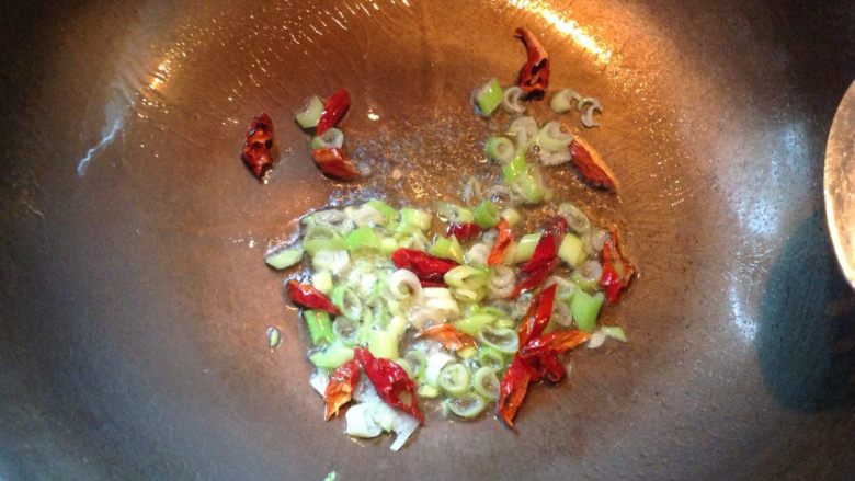 长豆角炒土豆丝,锅内倒油，放入干辣椒，葱花炒香
