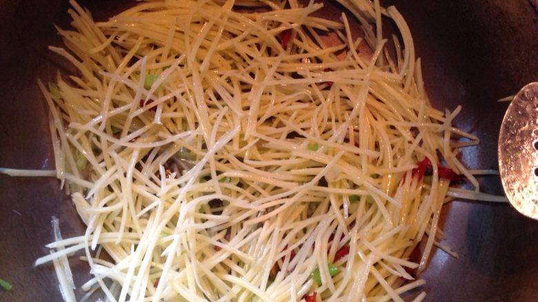 长豆角炒土豆丝,放入土豆丝翻炒