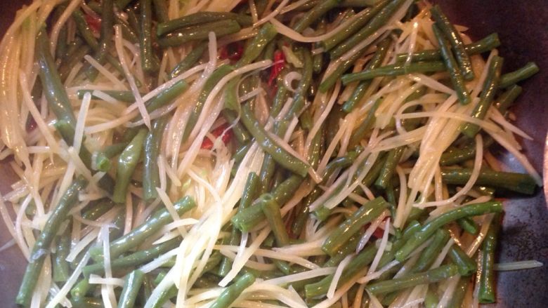 长豆角炒土豆丝,翻炒片刻，放入豆角，继续翻炒，放入适量的盐，味精