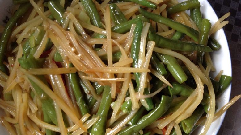 长豆角炒土豆丝,土豆丝断生，即可出锅