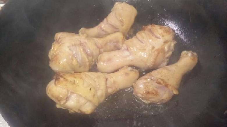 可乐鸡腿,锅里热油,放入鸡腿,两面都煎成金黄色