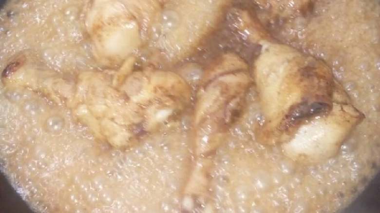 可乐鸡腿,放入少许的酱油翻炒上色,倒入3/2的可乐