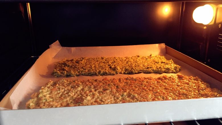 蔬菜核桃彩虹饼—吃法百变彩虹饼,放入烤箱,200度,中层,上下火,大概25分钟左右。