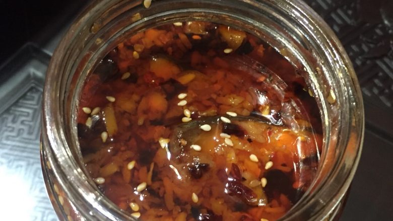 酒糟鱼,装瓶密封冰箱保存。最上面一层是油,可以延长保质期,如果装瓶后比较干,可以往瓶口倒入一些辣椒油直至盖住鱼块。
