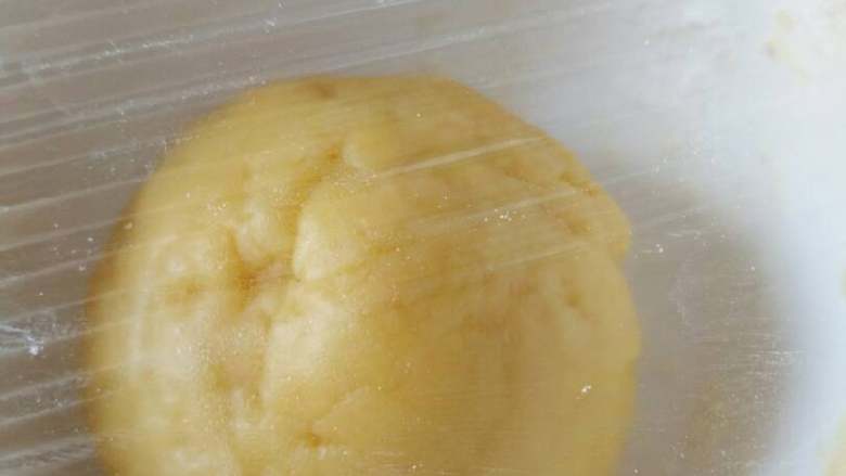 咸蛋豆沙酥,水油皮,室温软化黄油加面粉加水加糖,都包保鲜膜饧10分钟