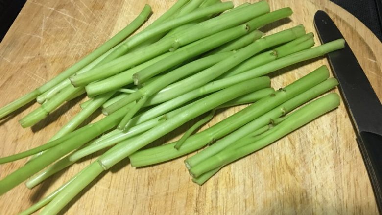 「吃货久久」超开胃酸辣空心菜梗,空心菜留梗切段