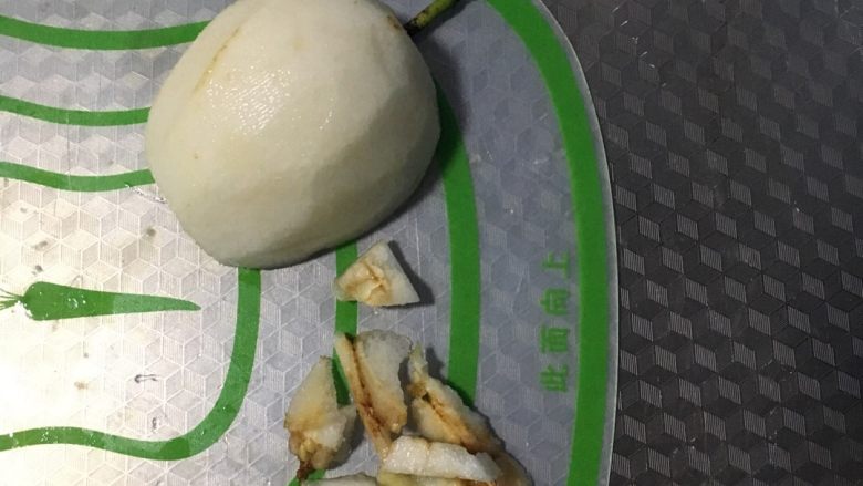 牛油果雪梨牛奶汁,<a style='color:red;display:inline-block;' href='/shicai/ 2111'>雪梨</a>去皮，用半个，切丁。