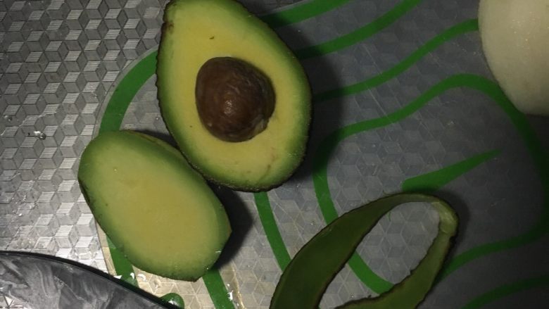 牛油果雪梨牛奶汁,<a style='color:red;display:inline-block;' href='/shicai/ 2157'>牛油果</a>切半，去皮。用小半个。切丁。