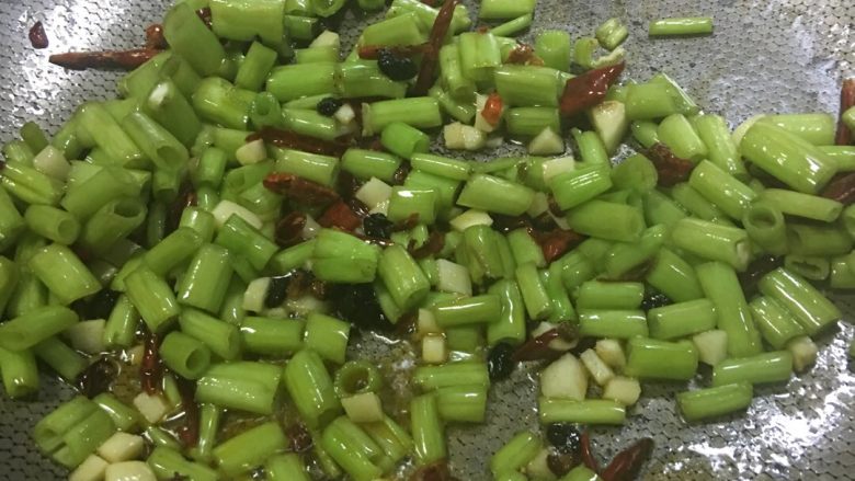 「吃货久久」超开胃酸辣空心菜梗,大火 倒入空心菜梗 快炒 加适量的醋 炒5分钟