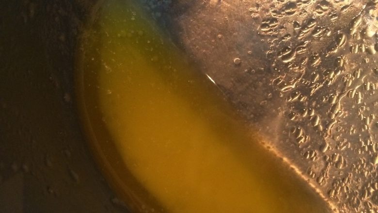 班尼迪克蛋 英式马芬 水波蛋 荷兰酱做法,沸腾2分钟左右关火,放一边沉淀,乳白色的固体物会沉淀下来。上面那层金黄色液体才是我们要的clarified butter,取出待用~