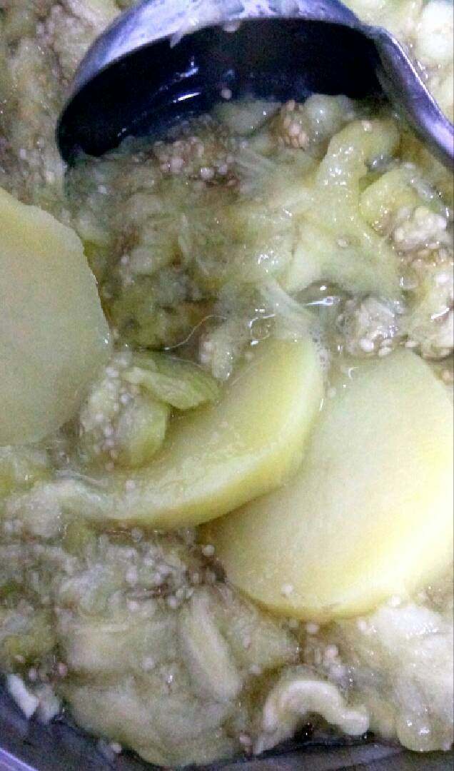 蒜泥茄子钢丝面,蒸好的茄子放盆里用勺子捣烂,茄子里出来的多余水倒出,在放入俩片蒸好土豆片,剩下的土豆片最后拌面用