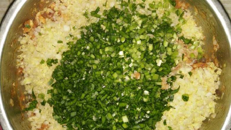 水饺,韭菜切末后加香油将所有原料搅拌均匀