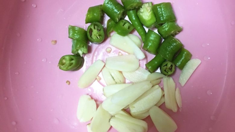花甲螃蟹海鲜餐,辣椒蒜切好