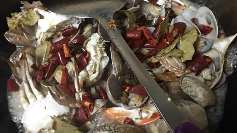 花甲螃蟹海鲜餐,快煮干了倒入调料 盐 蠔油 生抽
