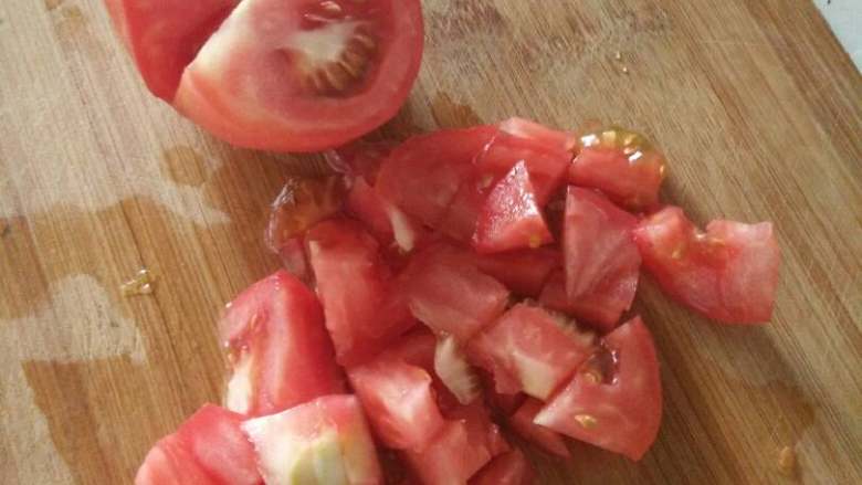 鸡蛋酱面,把<a style='color:red;display:inline-block;' href='/shicai/ 3551'>西红柿</a>切成小块