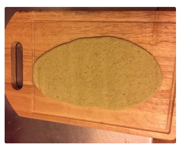 红豆酥,用擀面杖将小团擀成牛舌状(椭圆形),然后从上往下卷起。盖上保鲜膜,松弛10分钟。