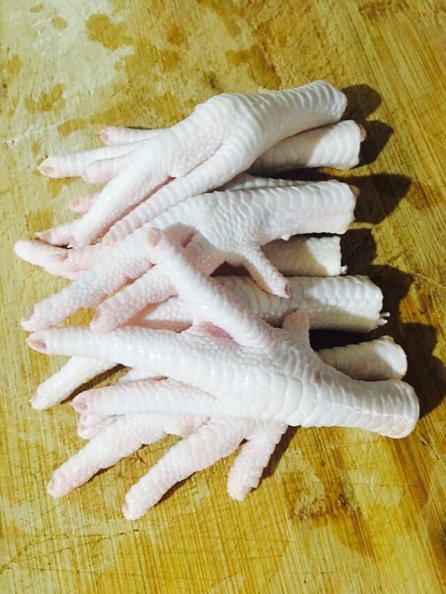 泡椒凤爪～,将<a style='color:red;display:inline-block;' href='/shicai/ 89'>鸡爪</a>洗干净～剪掉鸡指甲