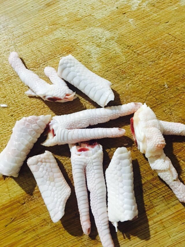 泡椒凤爪～,将鸡爪剁成感觉合适的形状～