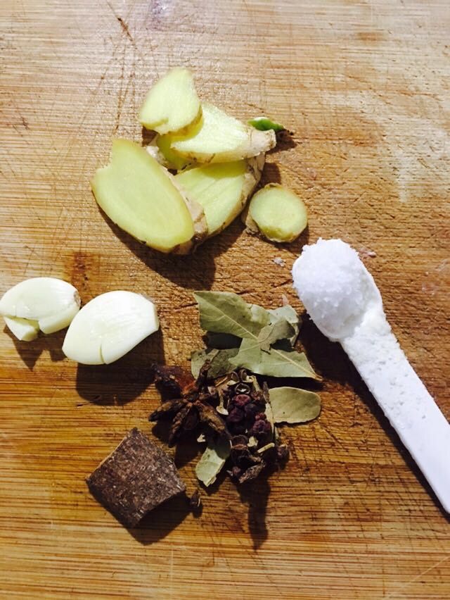 泡椒凤爪～,将<a style='color:red;display:inline-block;' href='/shicai/ 37'>姜</a>.蒜瓣.<a style='color:red;display:inline-block;' href='/shicai/ 710'>桂皮</a>.<a style='color:red;display:inline-block;' href='/shicai/ 3772'>陈皮</a>.<a style='color:red;display:inline-block;' href='/shicai/ 695'>八角</a>.盐.准备好～