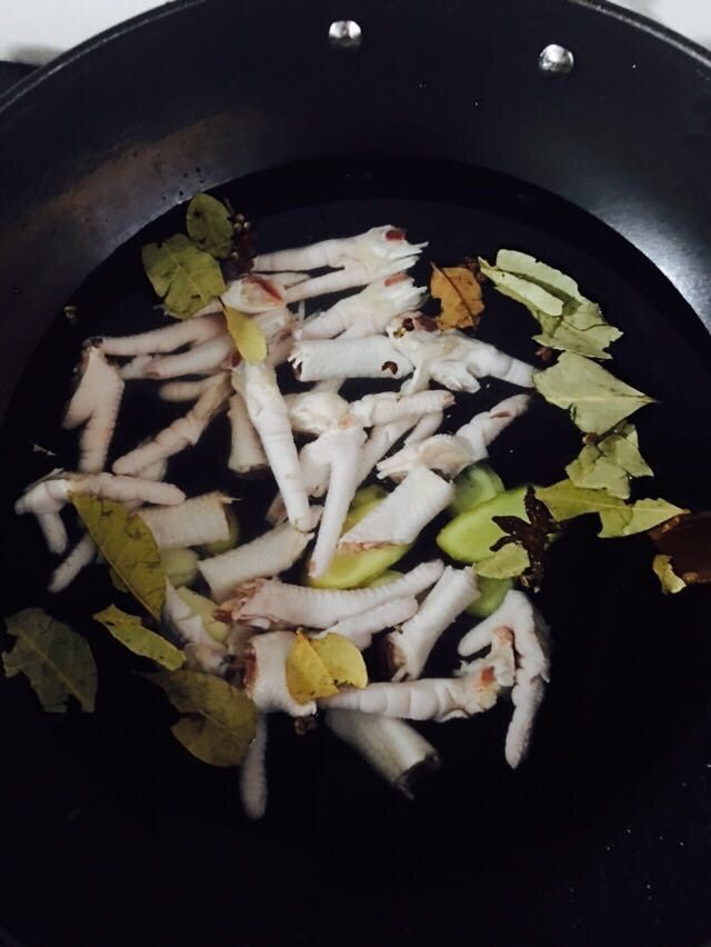 泡椒凤爪～,将以上材料和鸡爪都放入水中.煮10-15分钟（用筷子戳鸡爪.能轻易戳入皮肤即可）煮前再倒入<a style='color:red;display:inline-block;' href='/shicai/ 718'>料酒</a>.目的是能去腥～