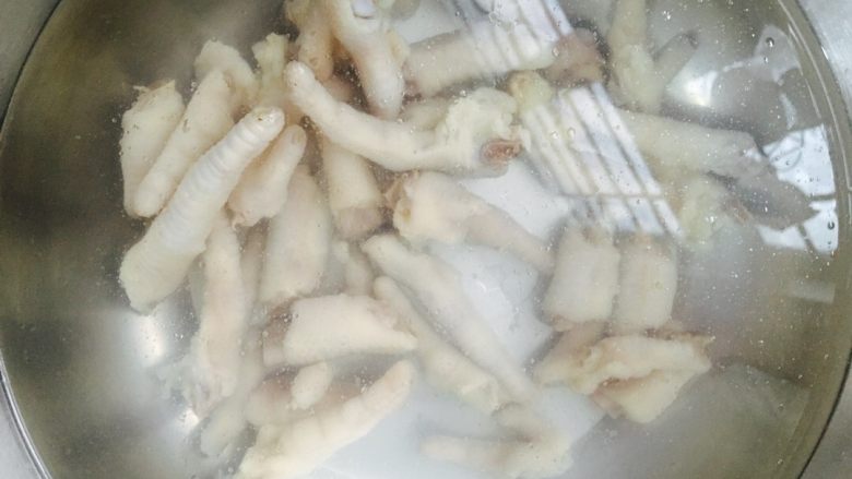 泡椒凤爪～,等鸡爪好了.捞出放入凉水中.冲洗去油～