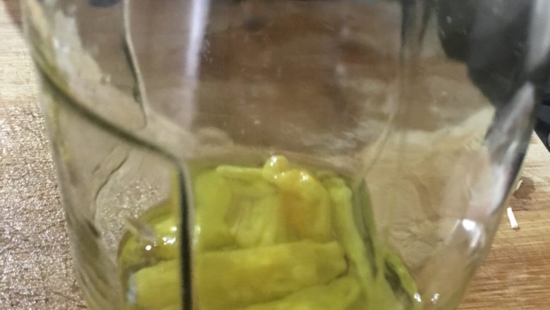 泡椒凤爪～,在瓶底先铺上一层大的<a style='color:red;display:inline-block;' href='/shicai/ 82'>小米椒</a>汤汁也倒入