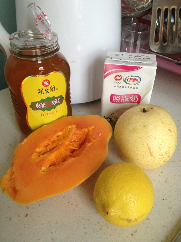 木瓜牛奶,<a style='color:red;display:inline-block;' href='/shicai/ 590'>木瓜</a>、<a style='color:red;display:inline-block;' href='/shicai/ 594'>梨</a>、<a style='color:red;display:inline-block;' href='/shicai/ 595'>柠檬</a>去皮去籽