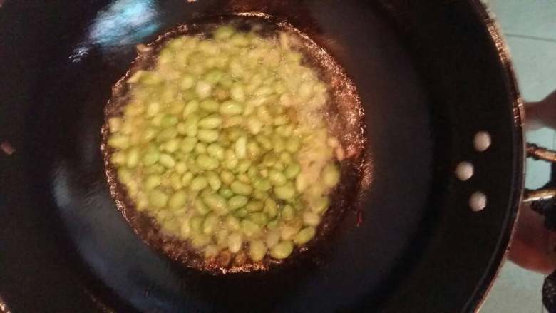雪里蕻肉末青豆,锅烧热倒入适量的油爆香葱白,下青豆煸炒至透,加入适量的盐,雪里烘,红椒翻炒均匀。
