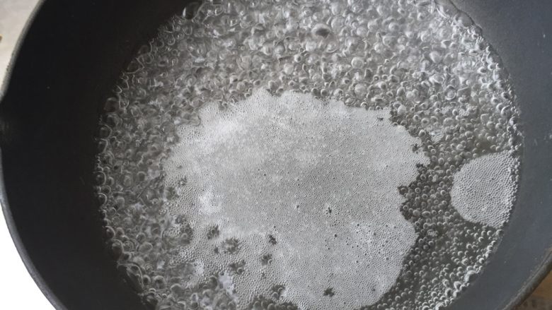 芒果蛋糕,烧热水,加热烤箱