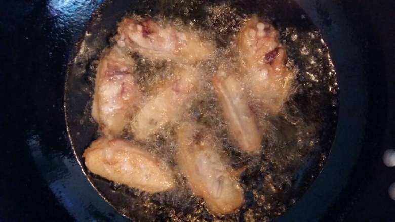 红烧中翅,锅烧热加入色拉油，烧成7成热倒入用淀粉抓过的中翅翻炸，（只能用中小火翻炸）炸至微黄捞出备用。